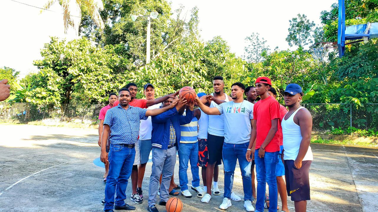 Alcalde Adalberto Ramírez remozará la cancha de baloncesto de Palmar Grande